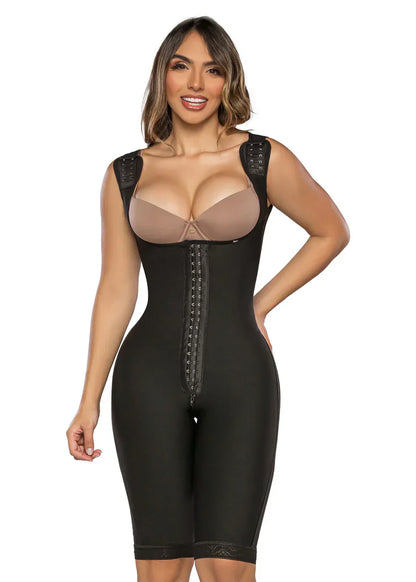 '- Faja SMI7155 DUQUESA con triple lifting y soporte lateral removible
- Vista lateral y posterior de la faja hasta la rodilla con tirantes ajustables
- Detalle del diseño sin costuras y panty incluido en la SMI7155