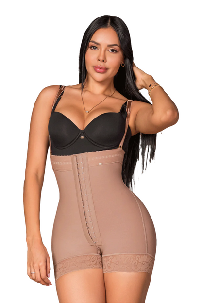 '- Faja SMI7137 corta strapless con efecto lifting y 3 niveles de ajuste
- Detalle del soporte lateral y broches progresivos de la faja SMI7137
- Vista posterior con diseño Ultrainvisible y panty de regalo incluido